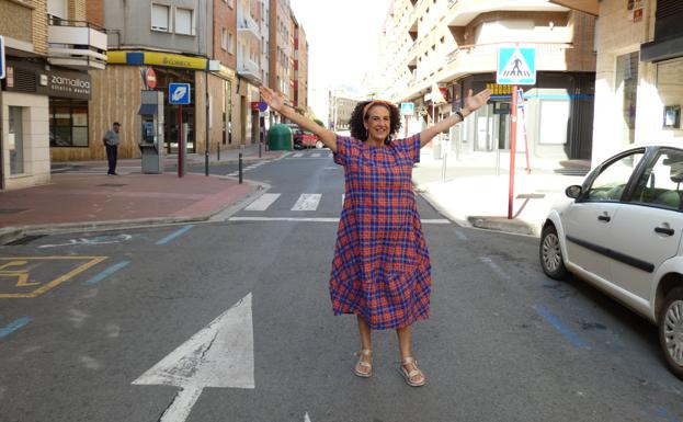 Sonia Olarte en medio de la avenida de La Rioja, donde se celebrarán gran parte de las actividades. /María Caro