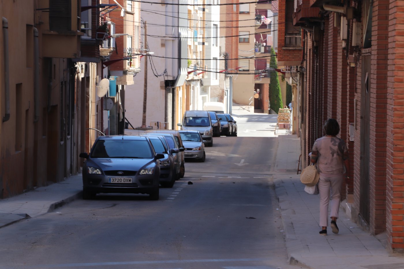 La calle Carrera ya muestra el pavimento y las aceras finalizados, permitiendo el paso a los vecinos. / E. P.