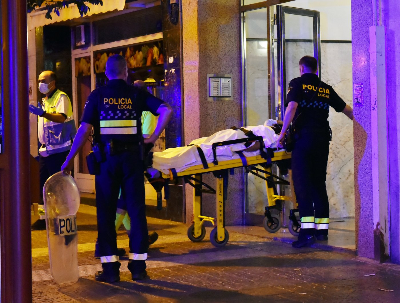 Personal del Seris y de la Policía Local, en la calle San Millán de Logroño, durante el traslado de la expareja de Djafer Bechkat. / MIGUEL HERREROS