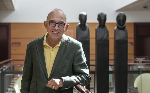 El rector Juan Carlos Ayala incidirá este curso, el de la celebración del 30 aniversario de la creación de la UR, en dar a conocer la Universidad entre la sociedad riojana. / JUSTO RODRÍGUEZ