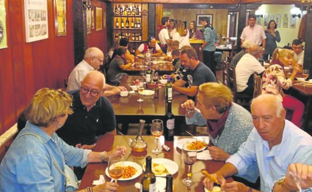 Uno de los eventos en el comedor de la Sociedad Gastronómia La Rondalosa durante las fiestas de San Mateo de 2019. / L. R.