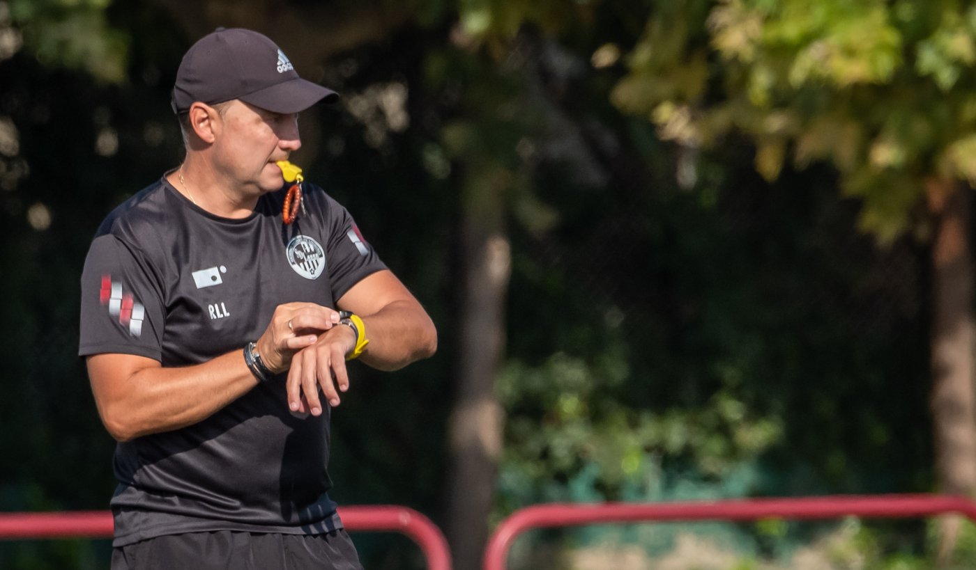 Raúl Llona, durante un entrenamiento de la Sociedad Deportiva Logroñés. / FERNANDO DIAZ