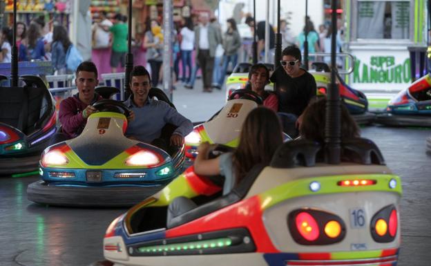 Jóvenes disfrutan de los autos de choque en las atracciones de feria de San Mateo 2013. / DÍAZ URIEL