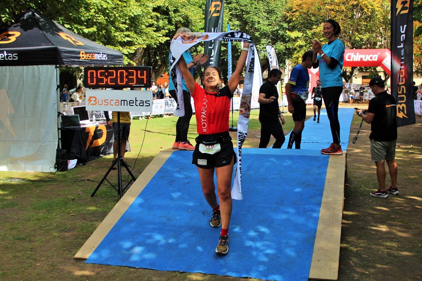 Raquel Marín (Roypa Plaza) entra victoriosa en la meta del VII Ultra Trail 'Picos de la Demanda' de Ezcaray. / D.M.A.