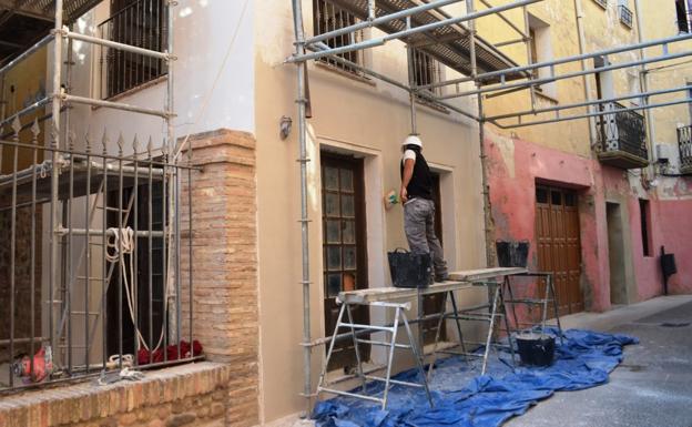 Obras en la fachada de la Casita de Carramiñana, junto al patio del edificio principal, donde también se está actuando. / I. Á.