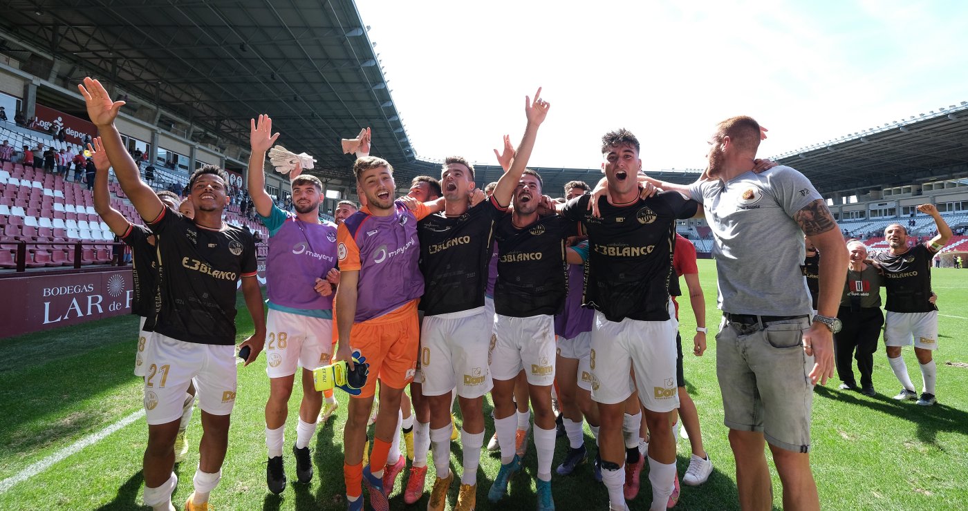 Los jugadores de la SD Logroñés celebran el triunfo en el derbi ante su afición. / FERNANDO DÍAZ