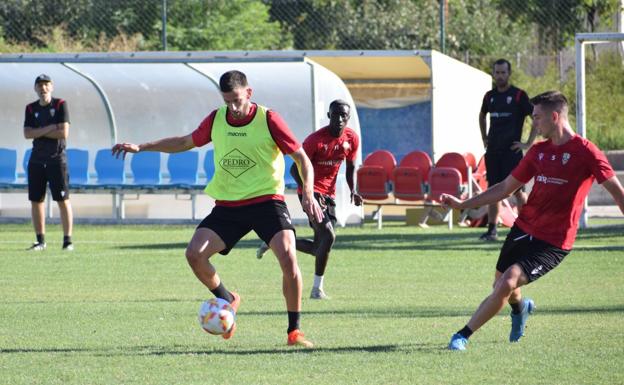 Markel Lozano juega el balón ante Lecea en un entrenamiento con la UD Logroñés en Agoncillo. / MIGUEL HERREROS