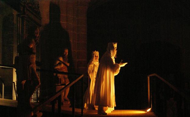 Escena de las visitas nocturnas teatralizadas al monasterio. / F. D.