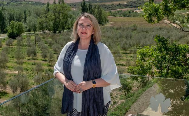 Eva Hita, en la Bodega Institucional, con el parque de La Grajera como fondo. </p><p>/ D.D./