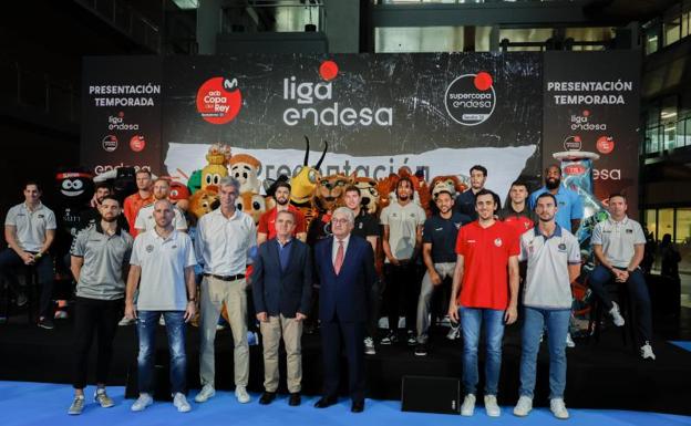 Jugadores de la ACB, en la foto de familia de la presentación de la Liga Endesa. /efe