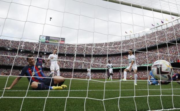 Robert Lewandowski marca ante el Elche en un Camp Nou abarrotado. /Albert Gea (Reuters)