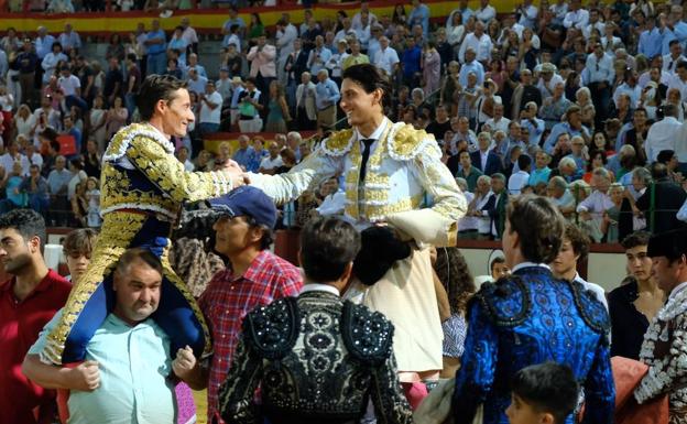 Udriales y Roca Rey, a hombros en la arena./J.r.L.