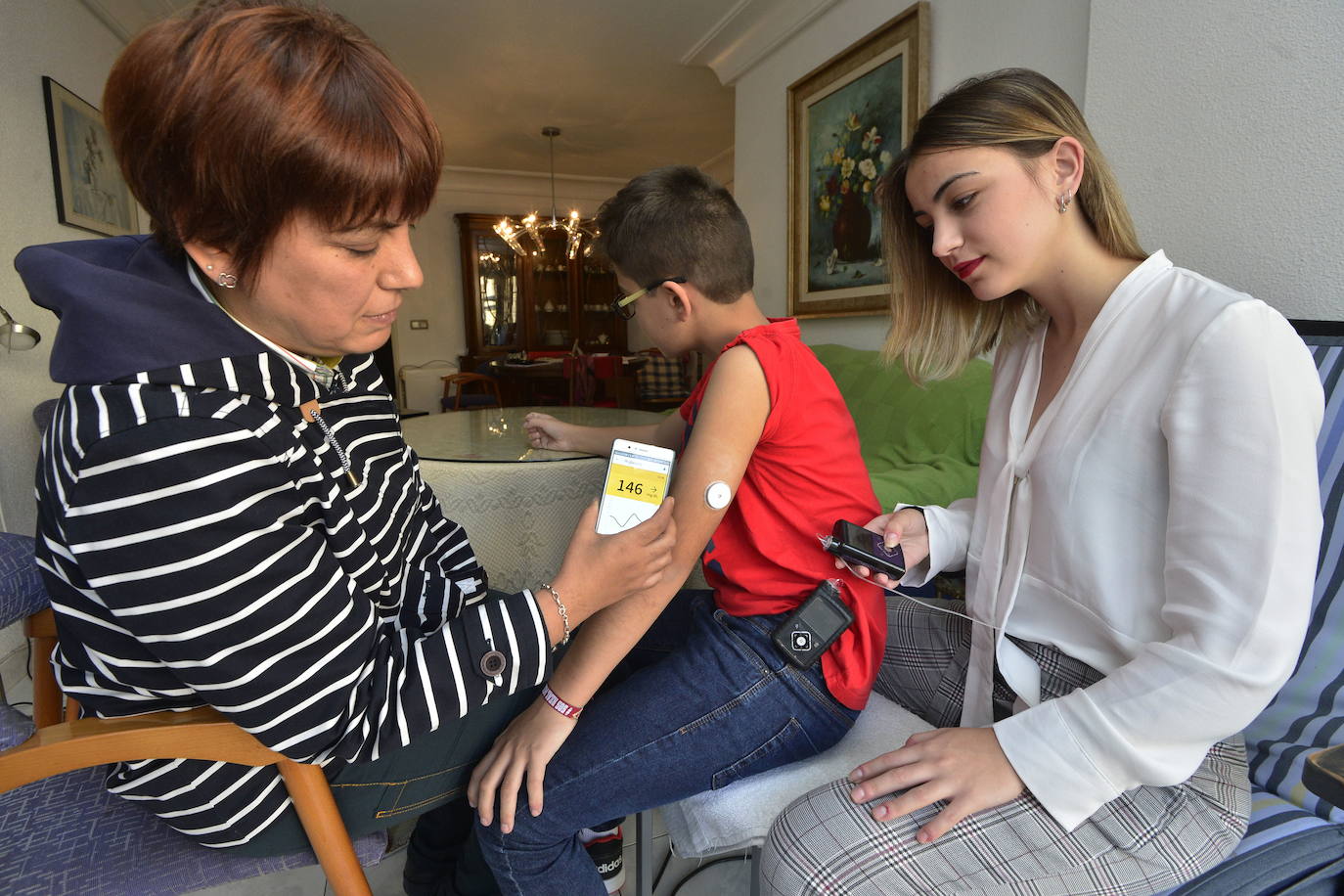 La familia de un niño con un sensor de glucosa observa los resultados. /vicente vicens/la verdad