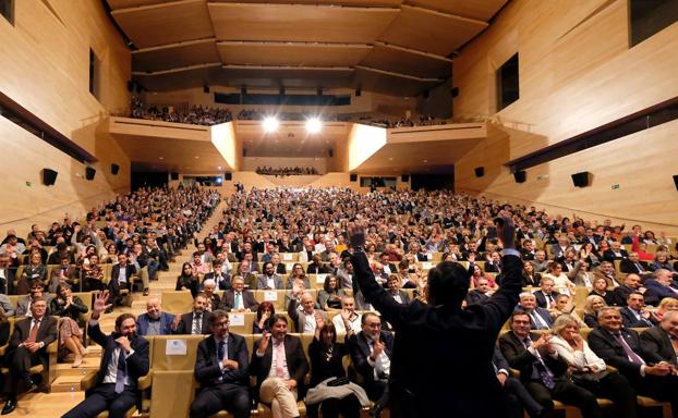 El motivador Luis Galiano se dirige a un auditorium repleto. /FERNANDO DÍAZ