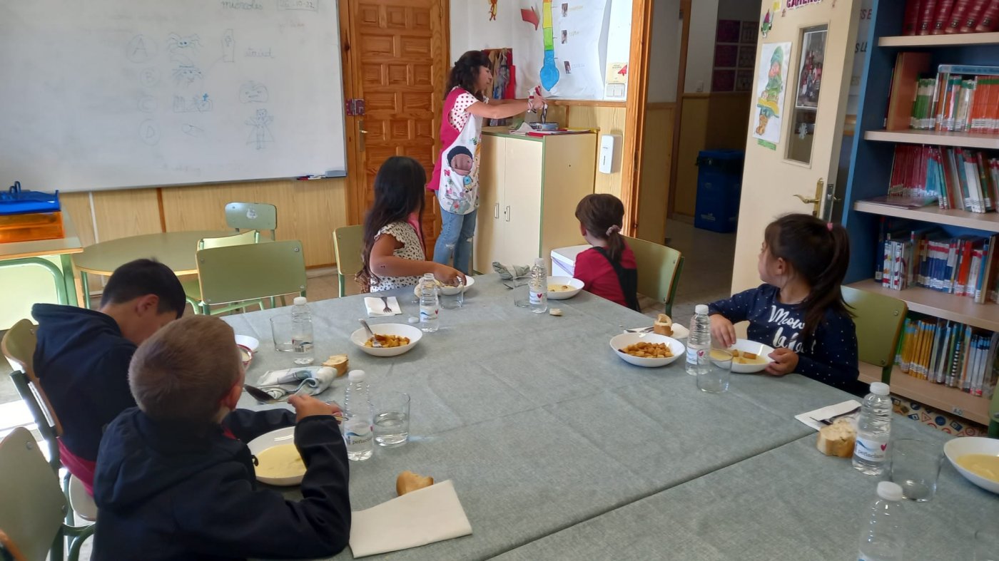 Alumnos del CRA Cameros Nuevos de Villoslada de Cameros, en el comedor escolar la semana pasada. / AYTO. DE VILLOSLADA