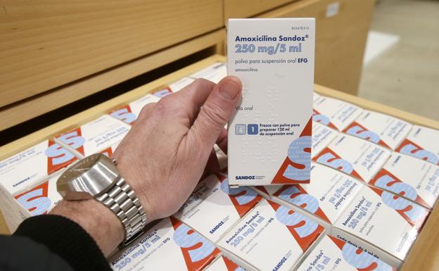 En la farmacia Sonia Rodríguez sí que disponen de amoxicilina infantil. / JUAN MARÍN