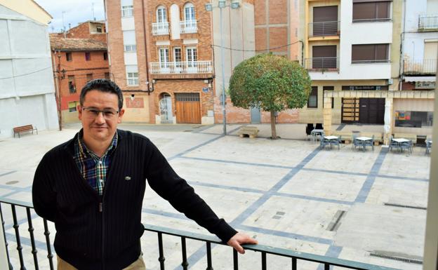 El alcalde de Lardero, Manuel Vallejo (PP), posa en el balcón del Ayuntamiento, con la recientemente ampliada plaza de España al fondo. /Diego Marín A.