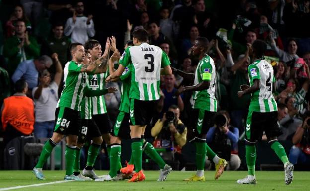 Los jugadores del Betis celebran el primer gol contra el HJK Helsinki./CRISTINA QUICLER / AFP