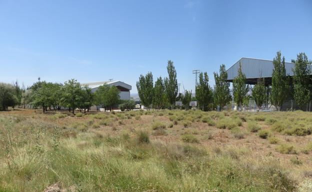 La pista de 'pump track' se acondicionará junto al polideportivo. / E. P.