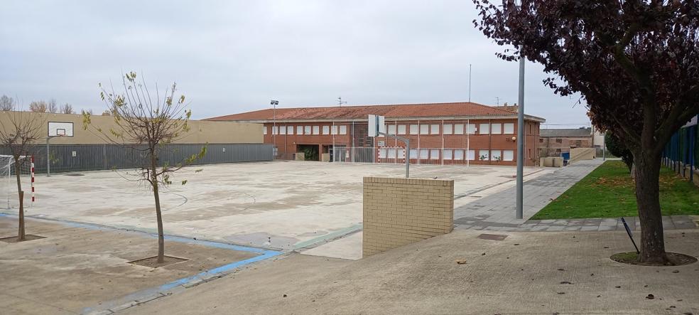 Vista de los edificios del CEIP San Prudencio de Albelda de Iregua, cuyas cornisas albergarán placas solares para el autoconsumo. / D. M. A.