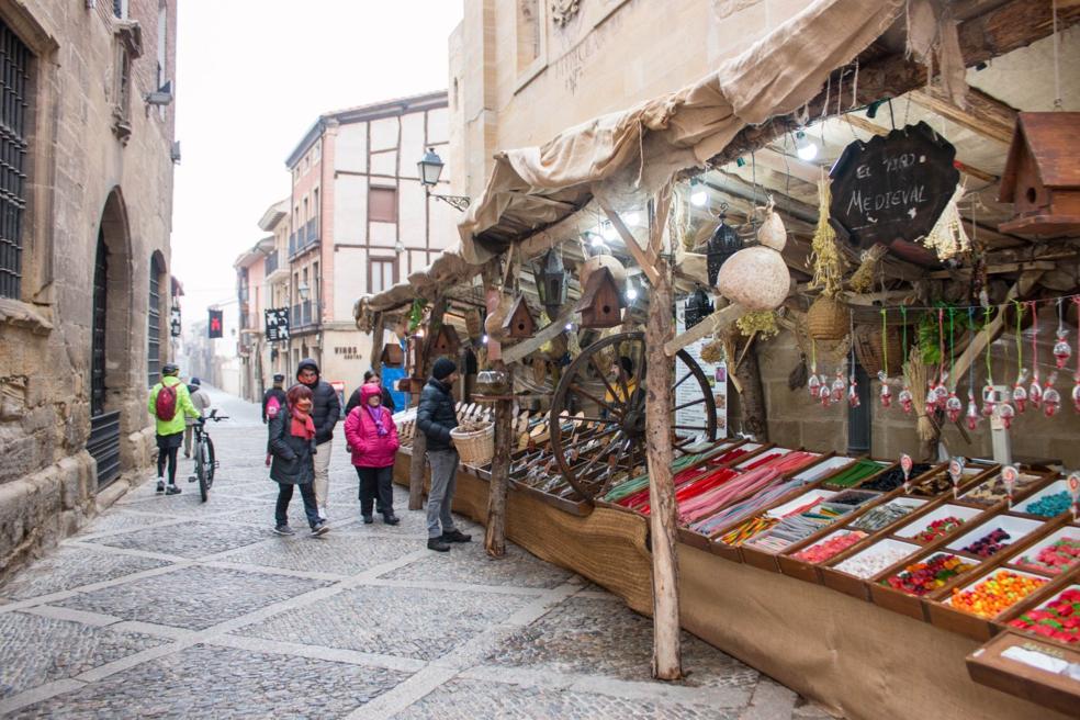 Uno de los puestos del Mercado Medieval, que repartirá una amplia oferta y mucha diversión en plazas y calles del Casco Histórico. / ALBO