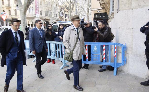 Javier Barinaga (izda.), el juez Manuel Penalva (centro) y Miguel Ángel Subirán (dcha.) a su llegada a la Audiencia de Palma. /EUROPa PRESS