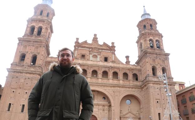 El alfareño Eloy Bermejo está investigando los primeros años de construcción del templo. / E. P.