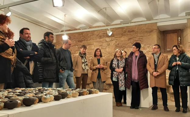 Inauguración de la muestra cerámica de Vladica Sivcev. / AYTO. DE NAVARRETE