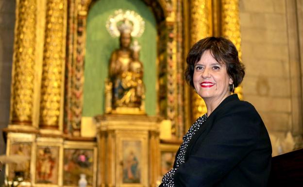 María José González, en la iglesia de Santiago frente a la imagen de la Virgen de la Esperanza. / JUAN MARÍN