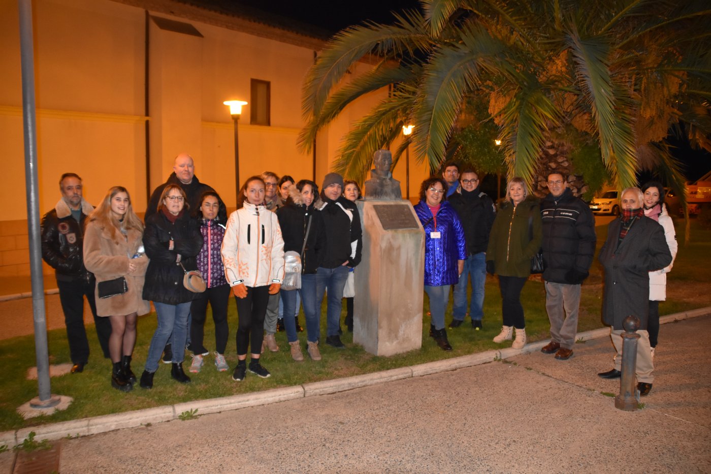 El recorrido sobre 'Personajes en la historia de Calahorra' se inicia en la plaza de Juan de Jesús María, junto a su busto. / S. S. J.