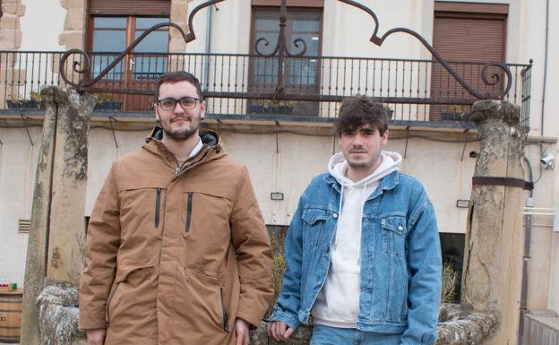 Rafael y Rubén, en el patio de la Escuela de Hostelería y Turismo de La Rioja. / ALBO