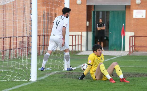 Julio Rico recoge el balón de la portería del Racing tras encajar un gol. /Juan Marín