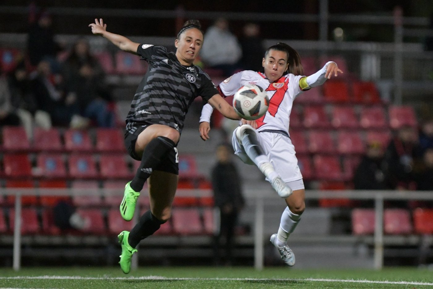 Lorena pugna por el balón con una rival. / RAYO VALLECANO