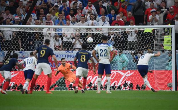 Harry Kane lanza el penalti que falló frente a Francia./FRANCK FIFE / AFP