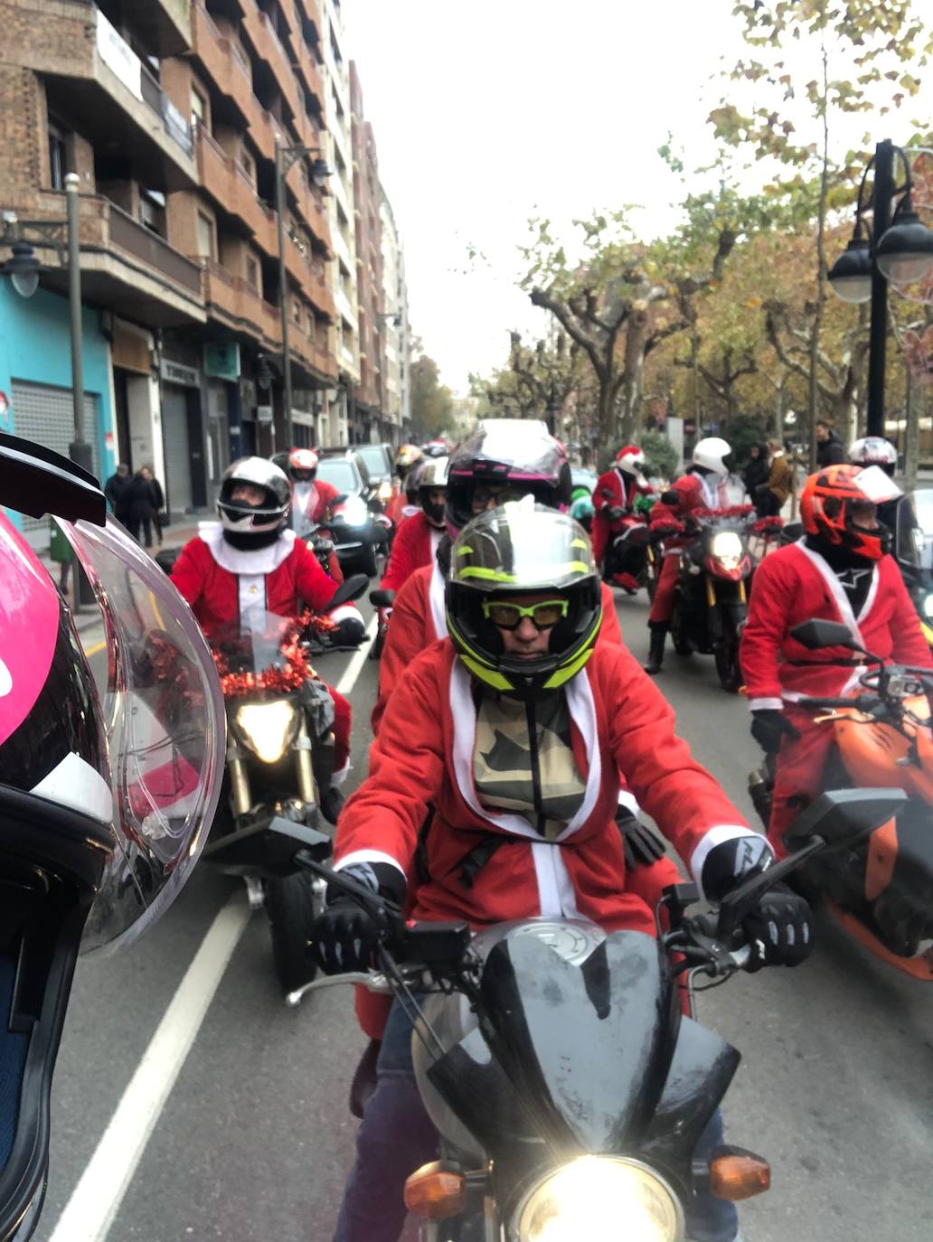 Caravana roja que ha circulado en la mañana de este domingo por La Rioja. /L.R.