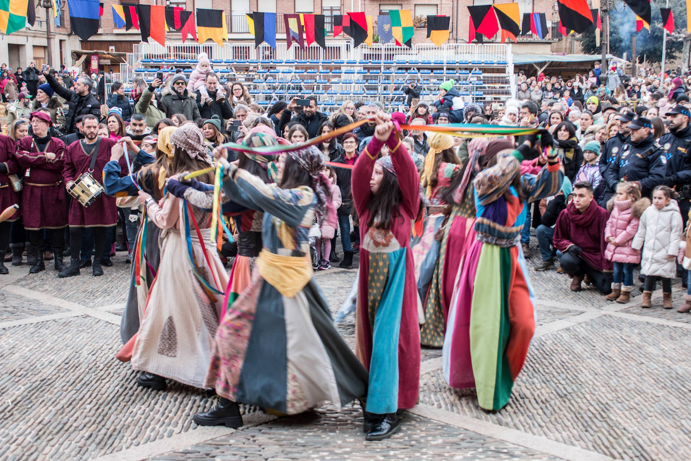 Baile medieval con numeroso público. /Javier Albo