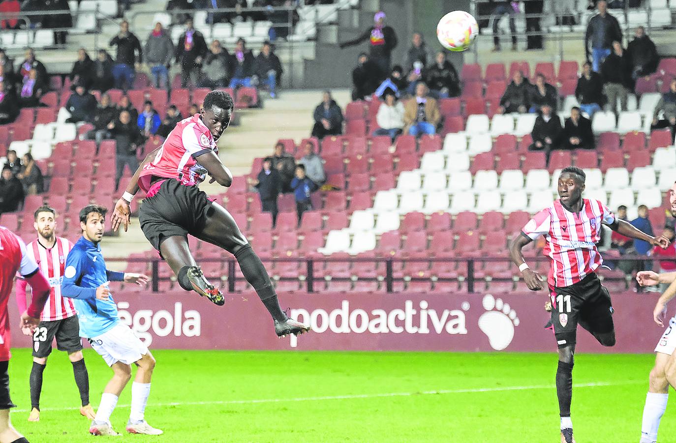 Clau Mendes remata de cabeza. El balón acabaría en las mallas de la portería de La Nucía. /Fernando Díaz