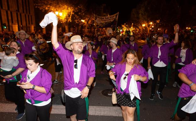 Miembros de la peña La Uva, recorriendo logroño en los sanmateos. /Sonia Tercero