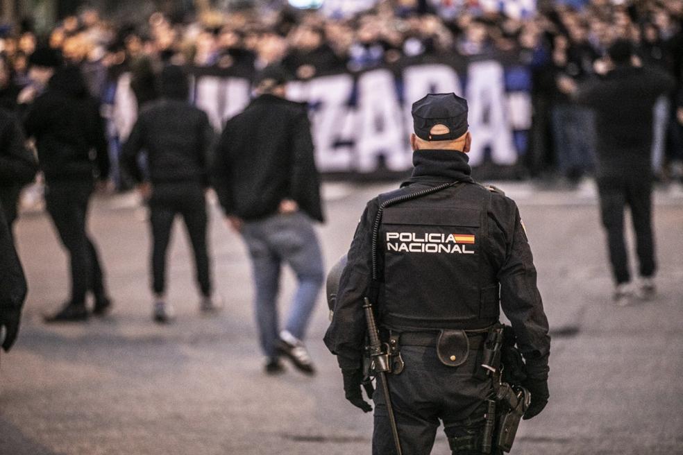 Efectivos de la Policía Nacional vigilan la llegada de seguidores de la Real Sociedad a Las Gaunas, el pasado 4 de enero. / JUSTO RODRÍGUEZ