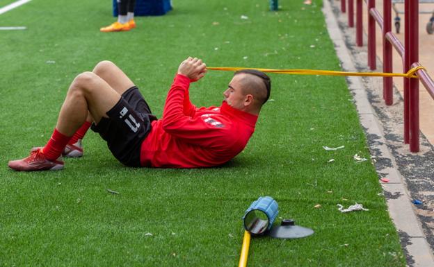 Jon Madrazo, durante un entrenamiento de esta temporada de la SD Logroñés. / SONIA TERCERO