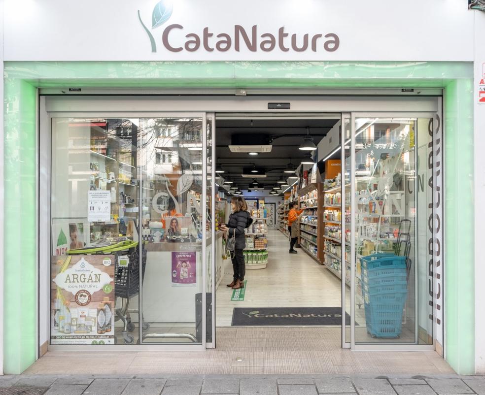 La tienda CataNatura instaló un sistema de cierre de puertas automáticas en el mes de septiembre. / F. DÍAZ