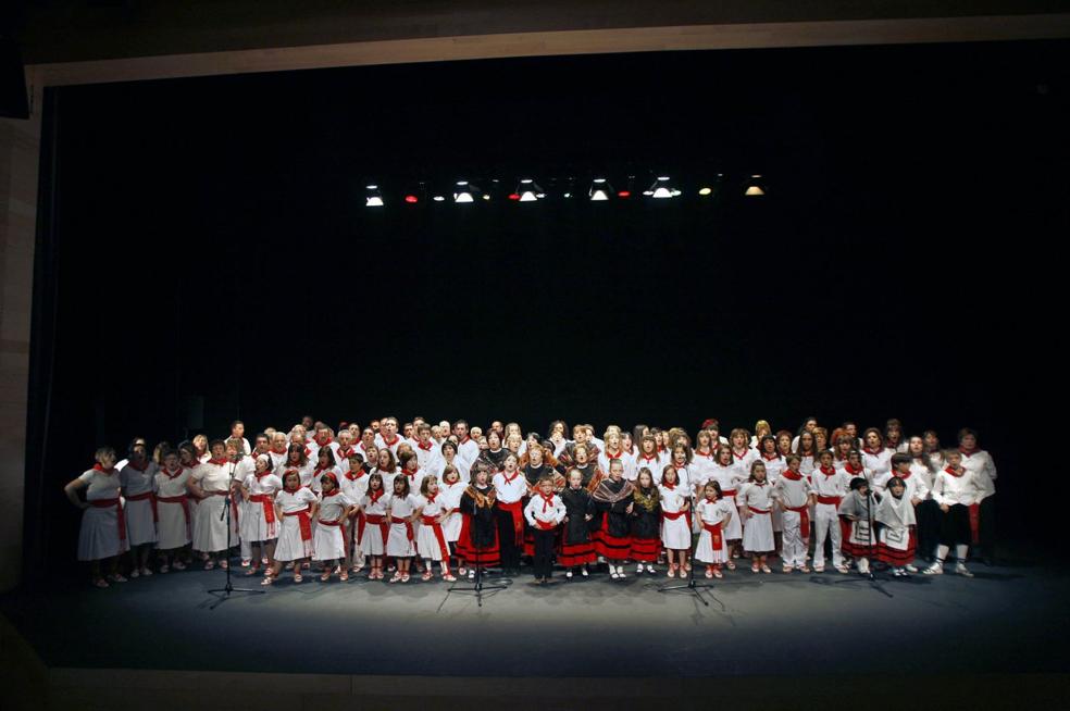 La actuación final de todas las escuelas juntas interpretando 'Riojano de pura cepa' en el Riojafórum de Logroño. / PATXI SOMALO