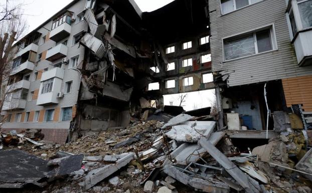 Un bloque de apartamentos queda destruido por un ataque con misiles en Bajmut, en la región de Donetsk. /REUTERS