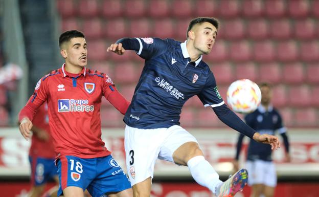 Kortazar busca el balón en el partido que midió a la UD Logroñés con el Numancia. /