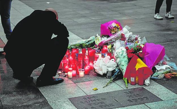 Velas y flores en Algeciras en memoria del asesinado. /AFP