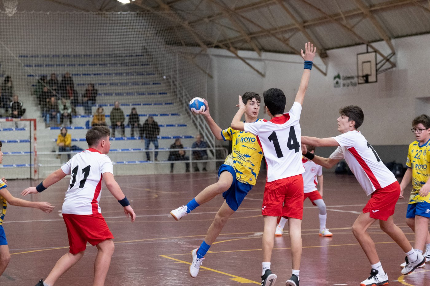 Un jugador del Calasancio Transportes Royo busca la situación de disparo. / FERNANDO DÍAZ