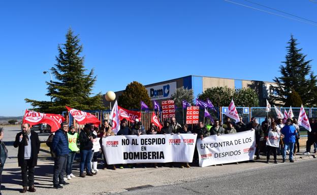 Protesta sindical a las puertas de la empresa Domiberia. / D. M. A.