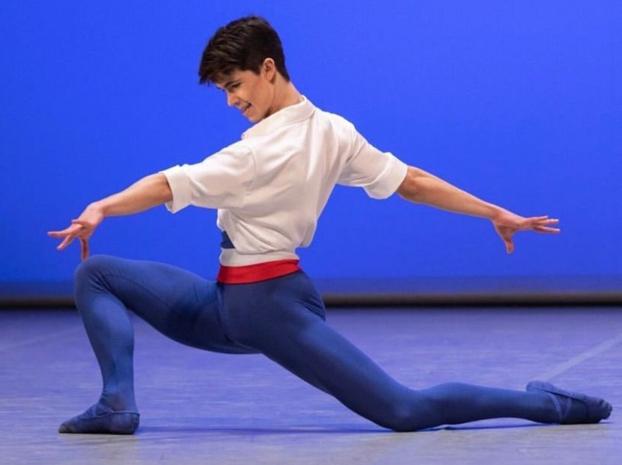 Millán de Benito interpretando su variación de 'Llamas de París' (ballet basado en la Revolución francesa), el sábado en el Prix de Lausanne. / L.R.