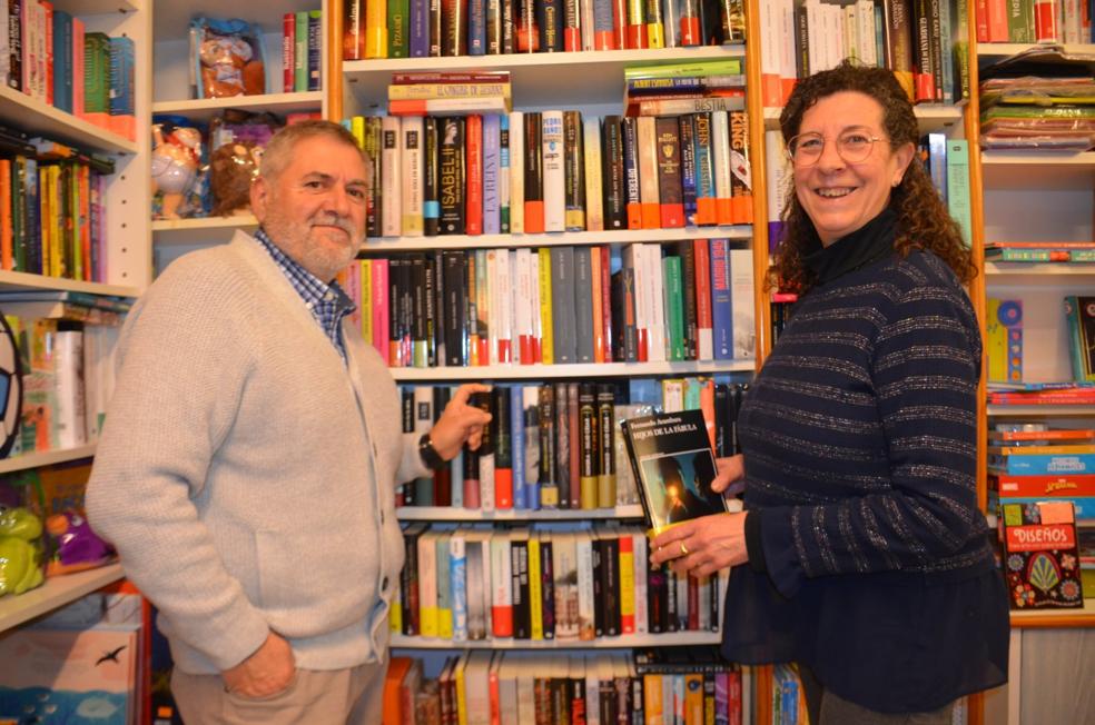 Ángel Cunchillos y Mª Carmen Pascual, junto a una de las estanterías de libros de la librería 'Lápiz y papel'./ I. Á.