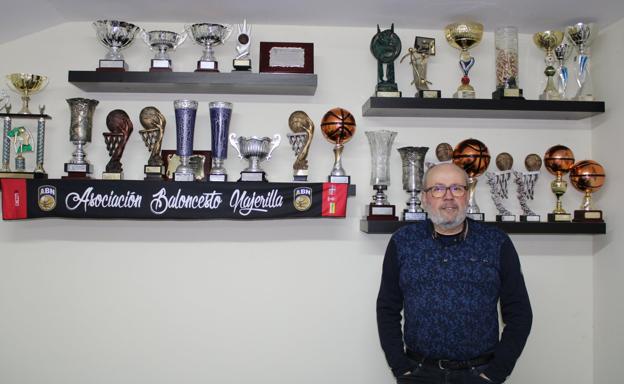 En el local del ABN, junto a algunos de los trofeos logrados por los equipos del club. / A. P.